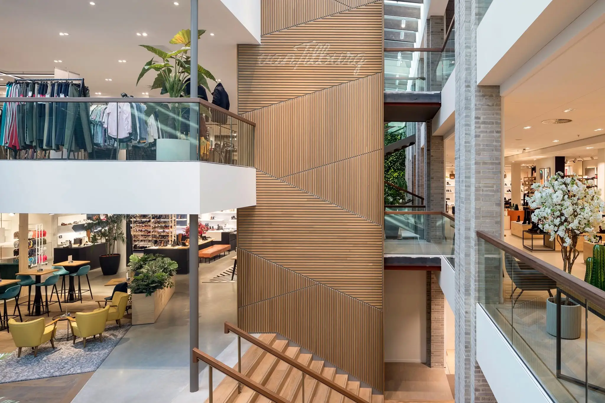 Interieur van Van Tilburg Mode en Sport